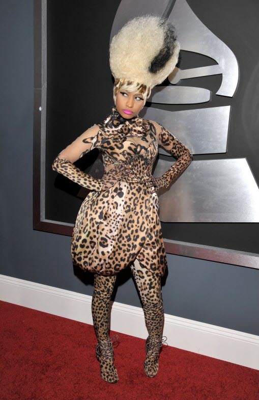Nữ rapper bốc lửa Nicki Minaj trong bộ trang phục hoạ tiết da báo tại Grammy năm 2011. Nicki Minaj trông chẳng khác gì một con báo hoang dại và ngơ ngác. Kiểu trang phục này thật không phù hợp với thảm đỏ.